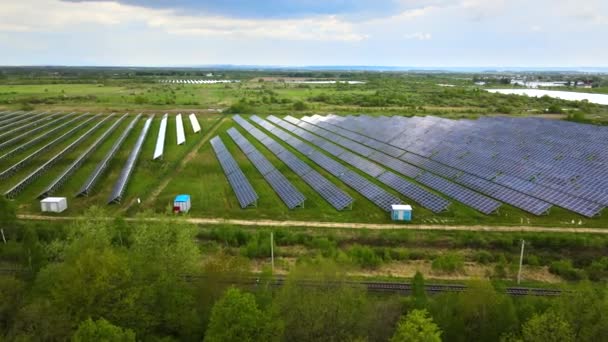 Vue aérienne de la grande centrale électrique durable avec de nombreuses rangées de panneaux solaires photovoltaïques pour produire de l'énergie électrique écologique propre. Electricité renouvelable avec concept zéro émission — Video