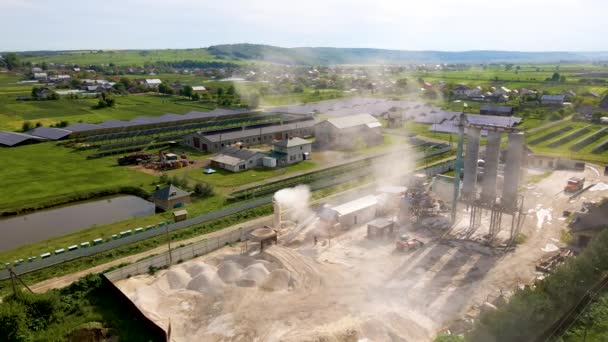 Vista aérea de la central eléctrica con hileras de paneles fotovoltaicos solares para producir energía eléctrica ecológica limpia en el área industrial. Electricidad renovable con concepto de cero emisiones — Vídeos de Stock