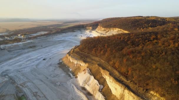 Luchtfoto van open put mijn van zandsteen materialen voor de bouw met graafmachines en dump trucks. Zware apparatuur in de mijnbouw en de productie van nuttige mineralen concept — Stockvideo