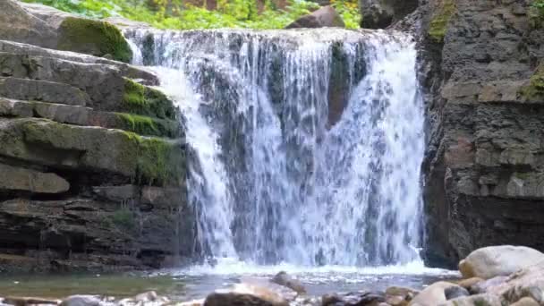 Verbazingwekkend landschap van prachtige waterval op de berg rivier met wit schuimig water vallen van rotsachtige klif in de zomer regenwoud — Stockvideo