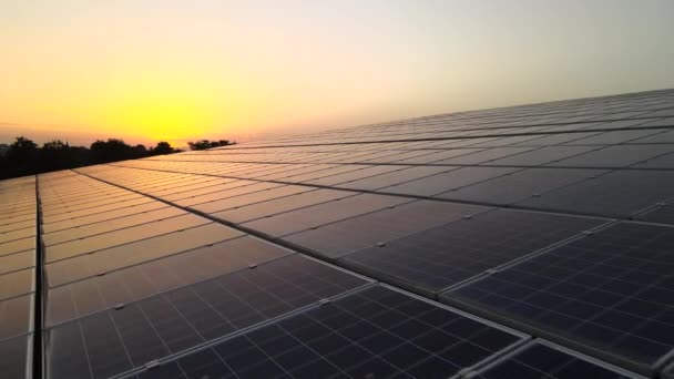 蓝色光电太阳能电池板安装在建筑物的屋顶上，以便在日落时产生清洁的生态电力。可再生能源概念的生产 — 图库视频影像