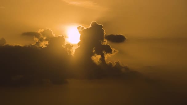 Ljus färgglad solnedgång himmel med strålar av nedgående sol och levande mörka moln — Stockvideo