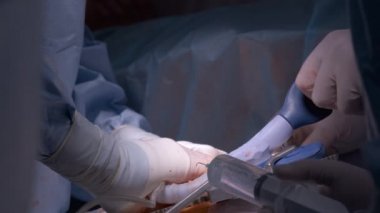 Cerrahi odasındaki açık kalp ameliyatı sırasında bir hastayı ameliyat eden profesyonel doktorların yakınlaşması. Sağlık ve tıbbi müdahale kavramı
