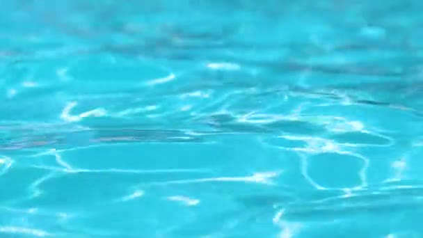 Närbild yta av blått klart vatten med små vågor i poolen — Stockvideo