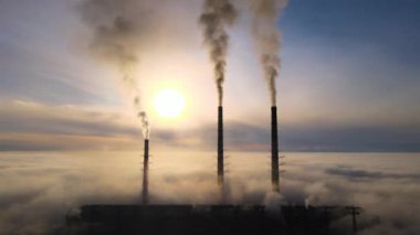 Kara dumanlı kömür santrali yüksek borular atmosferi kirletiyor. Fosil yakıt kavramına sahip elektrik enerjisi üretimi