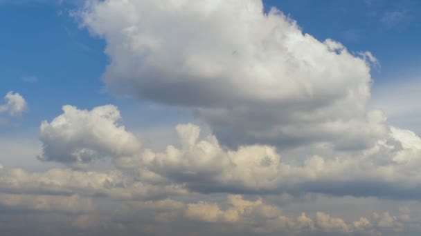 Zeitraffer-Aufnahmen von sich schnell bewegenden weißen, geschwollenen Wolken am blauen Himmel — Stockvideo