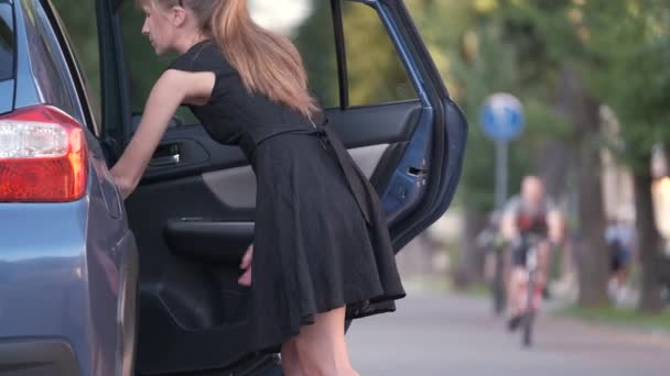 Молодая женщина-водитель вытаскивает багажную сумку из машины. Концепция путешествий и отдыха — стоковое видео