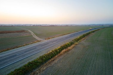 Gün batımında boş şehirlerarası yol manzarası. Akşamları otobanın insansız hava aracı görüntüsü