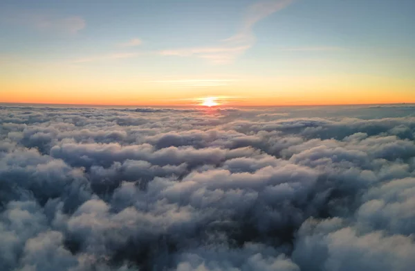 Yükseklerdeki uçak penceresinden akşam uçuşan yoğun kabarık kümülüs bulutlarının hava görüntüsü — Stok fotoğraf