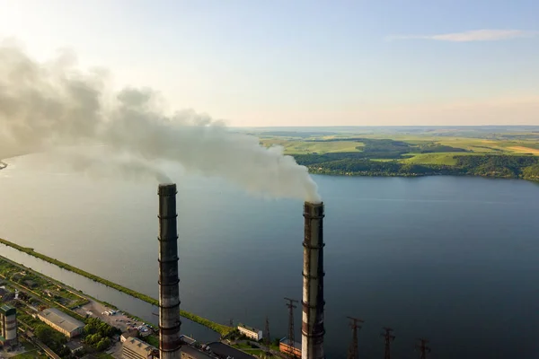 Повітряний вид на високі труби вугільної електростанції з чорним димом, що рухається вгору забруднюючою атмосферою — стокове фото