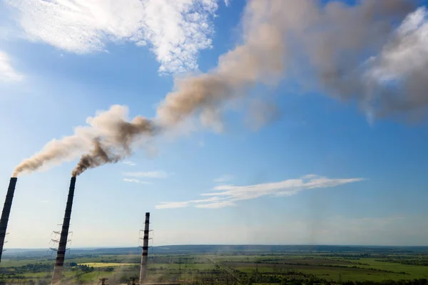Повітряний вид на високі труби вугільної електростанції з атмосферою забруднення чорного диму. Виробництво електроенергії з концепцією викопного палива — стокове фото