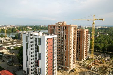 İnşaat halindeki uzun apartmanların havadan görünüşü. Gayrimenkul geliştirme