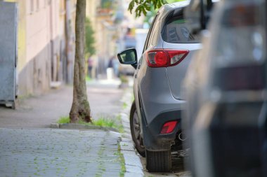 Sokak kenarında park halindeki arabalarla şehir trafiği