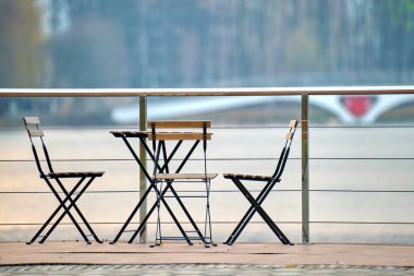 Şehir caddesindeki açık kafe sandalyeleri ve masaları kapatın.