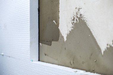 Termal koruma için ev cephesi duvarına köpük yalıtım çarşafları kurulumu