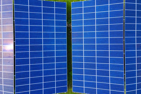 Vista aérea de una gran central eléctrica sostenible con filas de paneles fotovoltaicos solares para producir energía eléctrica ecológica limpia. Electricidad renovable con concepto de cero emisiones —  Fotos de Stock