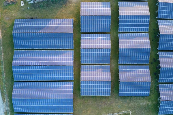 Vue aérienne d'une grande centrale électrique durable avec des rangées de panneaux solaires photovoltaïques pour produire de l'énergie électrique écologique propre. Electricité renouvelable avec concept zéro émission. — Photo