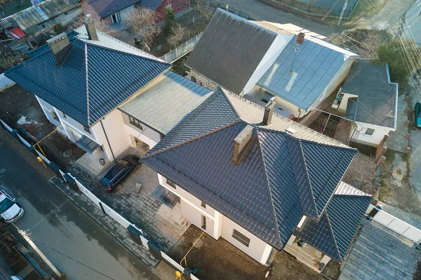 Vista aérea da casa privada com telhas cerâmicas cobertas telhado superior. Investimento no conceito imobiliário — Fotografia de Stock