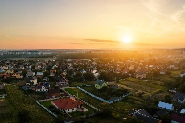 Letecký pohled na obytné domy v příměstské venkovské oblasti při západu slunce — Stock fotografie
