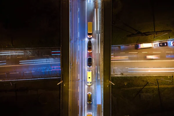 Luftaufnahme einer Straßenkreuzung mit starkem Verkehr in der Nacht. Blick von oben auf den städtischen Verkehr. Rush Hour mit Bewegungsunschärfe von Autofahrerampeln — Stockfoto