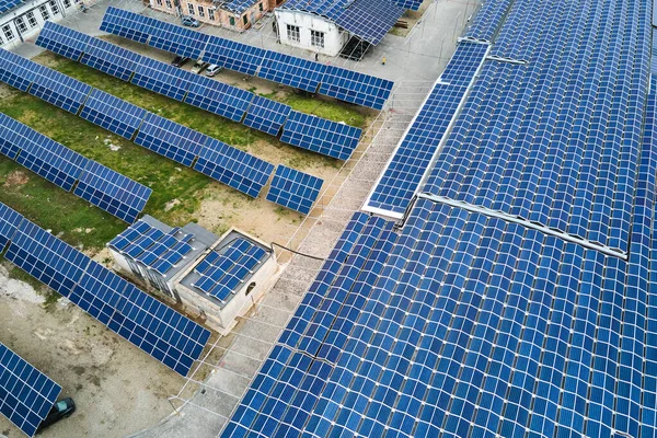 Vue aérienne de la centrale solaire avec panneaux photovoltaïques bleus montés sur le toit du bâtiment industriel pour produire de l'électricité écologique verte. Production de concept d'énergie durable — Photo