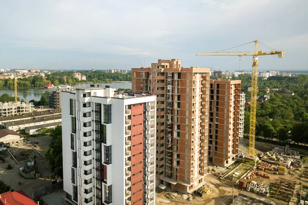 Widok z lotu ptaka na wysokie budynki mieszkalne w budowie. Rozwój nieruchomości — Zdjęcie stockowe