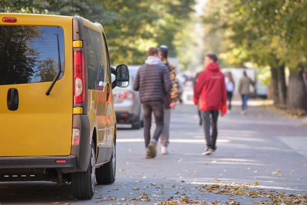 Illegálisan parkoló autó közelsége a közlekedési szabályok ellenére a sétálóutcában — Stock Fotó