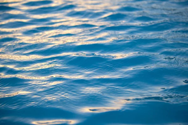 Detailní mořská pláň z modré mořské vody s malými vlnitými vlnami — Stock fotografie