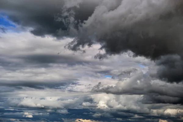 Пейзаж темных облаков, образующихся в бурном небе во время грозы — стоковое фото
