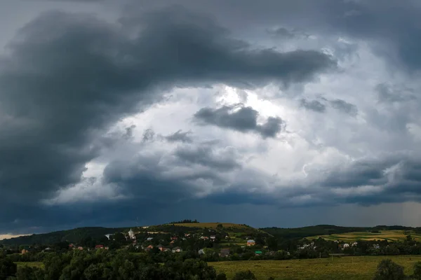 地方の雷雨の際に形成される暗い雲の風景 — ストック写真