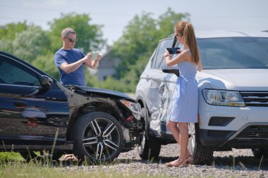 Stresli sürücüler, araba kazasından sonra kaza yapan araçların cep telefonu kameralarından acil yardım çağrısı yapıyorlar. Yol güvenliği ve sigorta kavramı