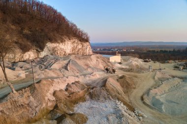 İnşaat kum taşı malzemelerinin açık çukur kazımı