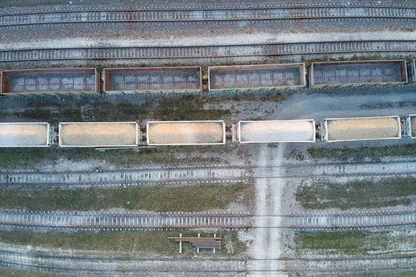 광산 공장에서 부서진 석재를 실은 화물 열차의 모습 이 공중에서 보였다. 회색빛 석회석 광석의 철도 운송 — 스톡 사진