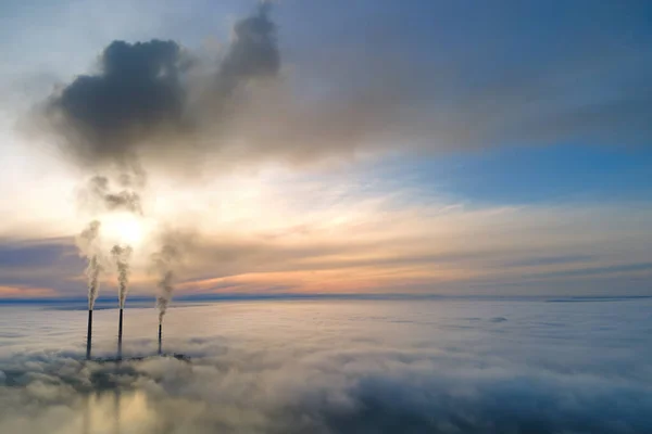 Uitzicht vanuit de lucht op hoge pijpen van kolencentrales met zwarte rook die bij zonsondergang de vervuilende atmosfeer opgaat — Stockfoto