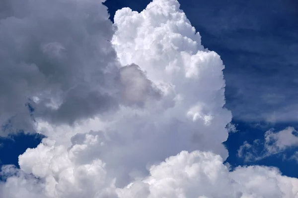 Jasny krajobraz białych chmur puszystych cumulus na błękitnym bezchmurnym niebie — Zdjęcie stockowe