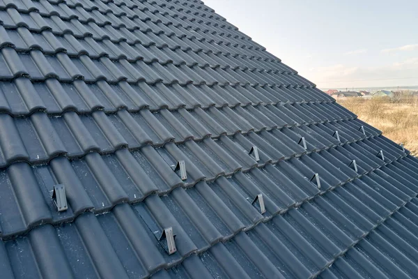 Close-up sneeuwvanger voor de veiligheid in de winter op het dak van het huis bedekt met keramische gordelroos. Betegelde bekleding van gebouwen — Stockfoto