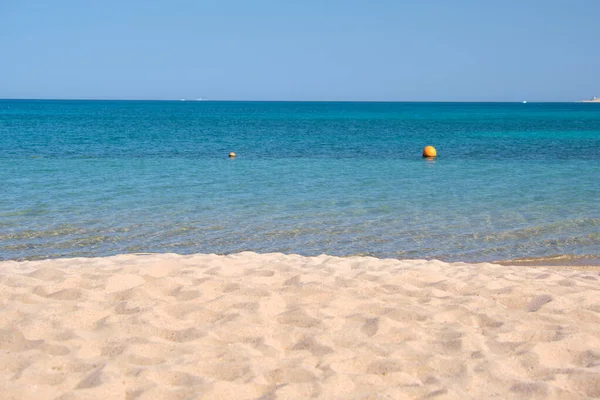 Paesaggio marino con superficie di acqua di mare blu con piccole onde ondulate che si infrangono sulla spiaggia di sabbia gialla. Concetto di viaggio e vacanze — Foto Stock