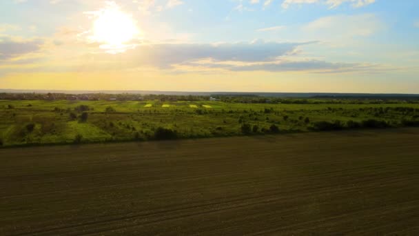 Vista aérea del paisaje de los campos agrícolas cultivados en la vibrante noche de verano — Vídeos de Stock