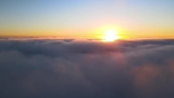 Flygfoto ovanifrån på hög höjd av täta fluffiga cumulusmoln som flyger på kvällen. Fantastisk solnedgång från flygplansfönstrets synvinkel — Stockvideo
