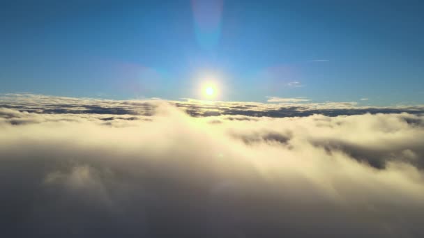 Flygfoto från flygplansfönstret på hög höjd av täta fluffiga cumulusmoln som flyger på kvällen — Stockvideo