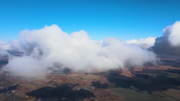Flygfoto från flygplansfönstret på hög höjd över jorden täckt med fluffiga cumulusmoln som bildas före regnstorm — Stockvideo