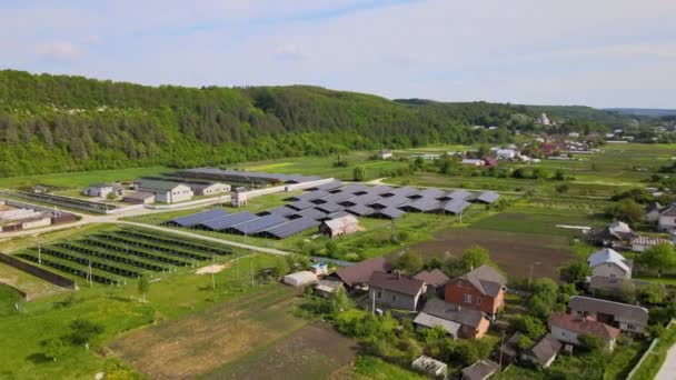 具有一排太阳能光电面板的发电厂的空中视图，用于在工业区生产清洁的生态电能。可再生能源，零排放概念 — 图库视频影像