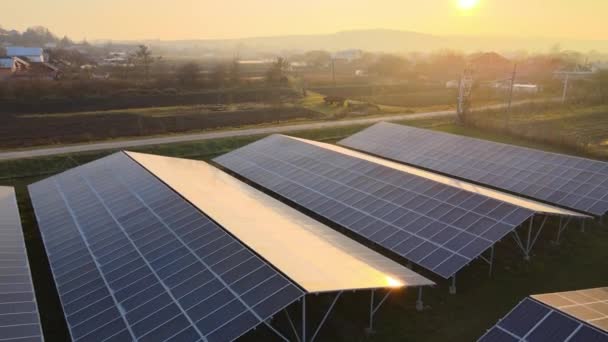 Luchtfoto van grote duurzame elektriciteitscentrale met rijen zonnepanelen voor de productie van schone ecologische elektrische energie. Hernieuwbare elektriciteit zonder uitstoot. — Stockvideo