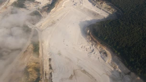 Vue aérienne de l'exploitation à ciel ouvert de matériaux calcaires pour l'industrie de la construction avec pelles et camions à benne basculante — Video