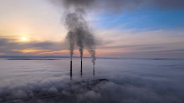 Elektrownia węglowa wysokie rury z czarnym dymem poruszające się w górę zanieczyszczającej atmosfery. Produkcja energii elektrycznej z zastosowaniem koncepcji paliw kopalnych — Wideo stockowe