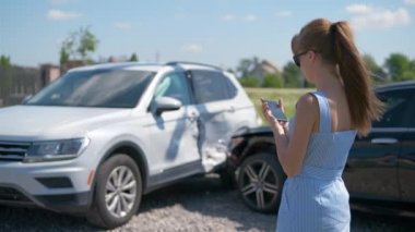 Stresli sürücü, araba kazasından sonra kaza yapan aracın cep telefonu kamerasından acil yardım çağrısı yapıyor. Yol güvenliği ve sigorta kavramı