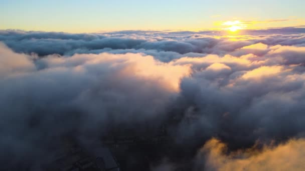 从高空的飞机窗向空中俯瞰着傍晚飞行的浓密的浮肿积云 — 图库视频影像