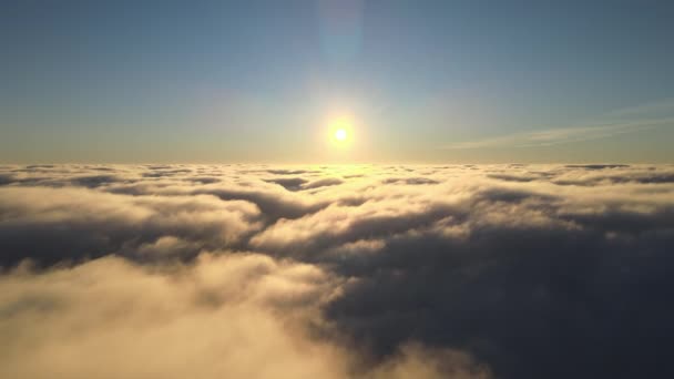 Vista aerea dal finestrino dell'aeroplano ad alta quota di dense nuvole di cumulo gonfie che volano in serata — Video Stock