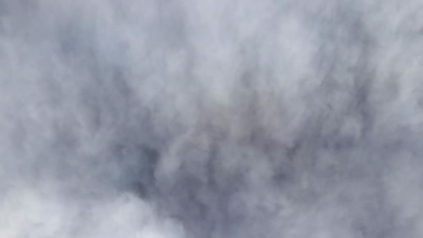 Luchtfoto van grote hoogte van de aarde bedekt met gezwollen regenachtige wolken vormen voor regenbui — Stockvideo