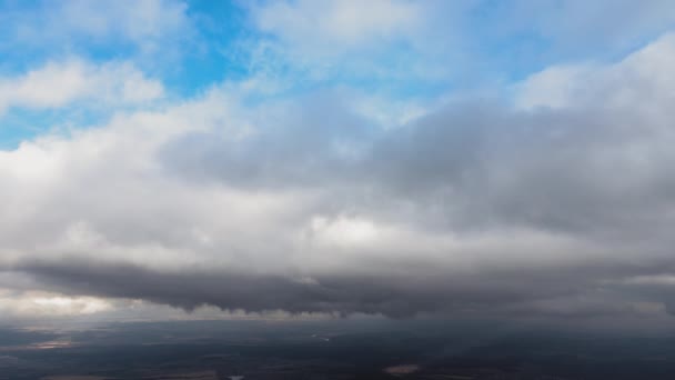 Luftaufnahme aus großer Höhe der Erde, bedeckt mit geschwollenen Regenwolken, die sich vor dem Regensturm bilden — Stockvideo